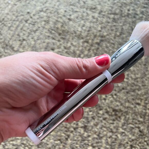 It Cosmetics Skin Perfecting Brush - Picture 6 of 6